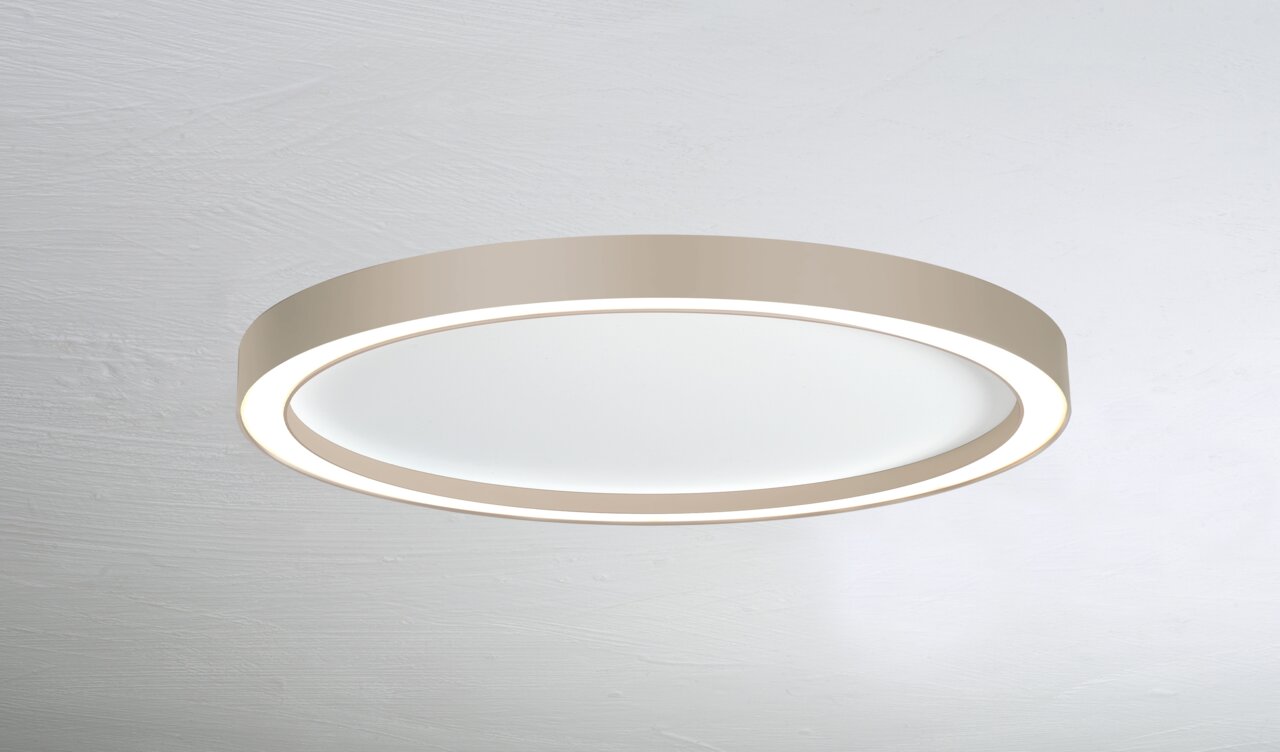 Moderne Deckenleuchte AURA in Seitenansicht, runde Form mit elegantem, minimalistischem Design.