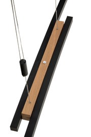 Detailaufnahme einer hängenden Pendelleuchte mit schwarzem Metallrahmen und Holzleiste, an Stahlseilen befestigt, in schräger Seitenansicht von oben vor weißem Hintergrund