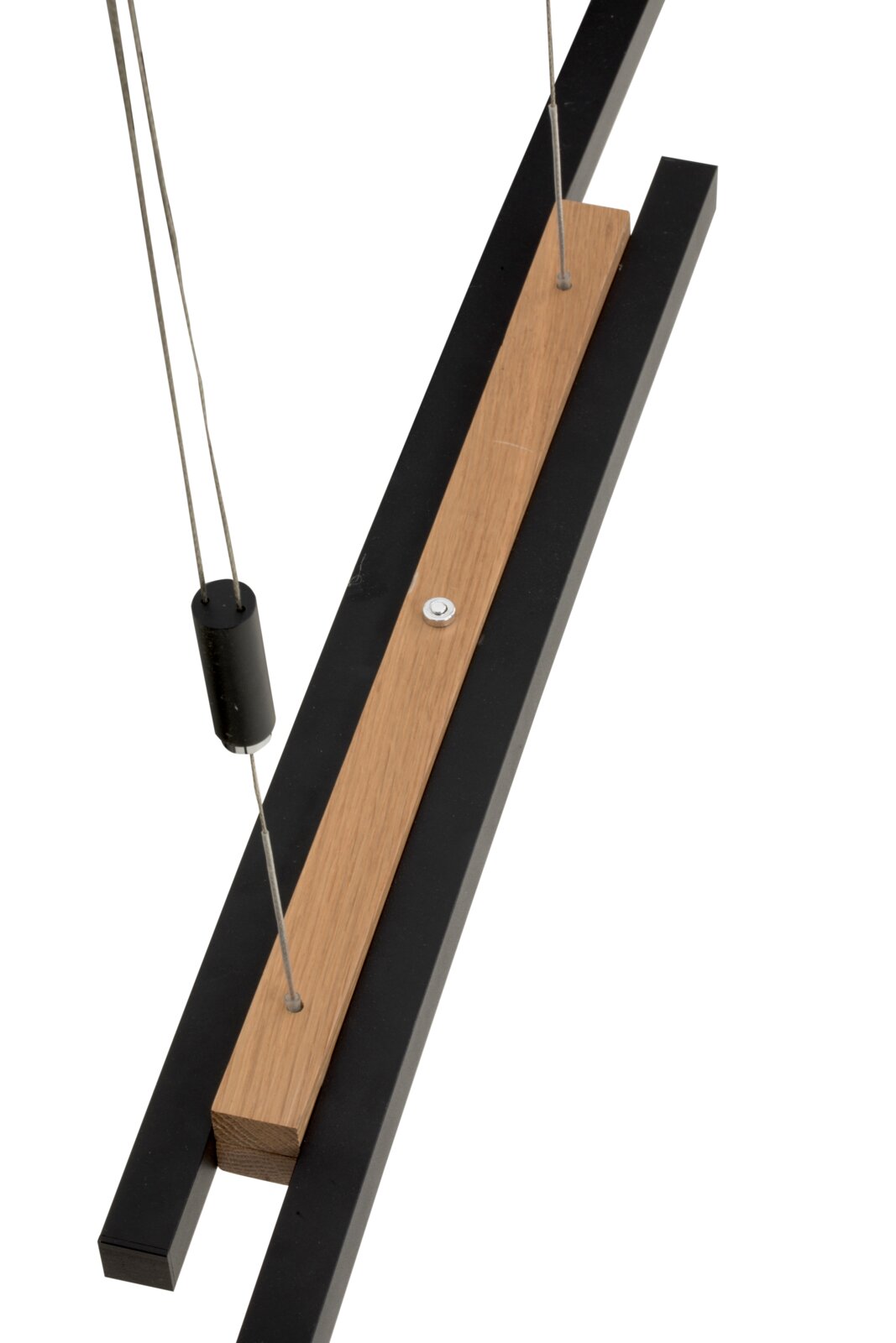 Detailaufnahme einer hängenden Pendelleuchte mit schwarzem Metallrahmen und Holzleiste, an Stahlseilen befestigt, in schräger Seitenansicht von oben vor weißem Hintergrund