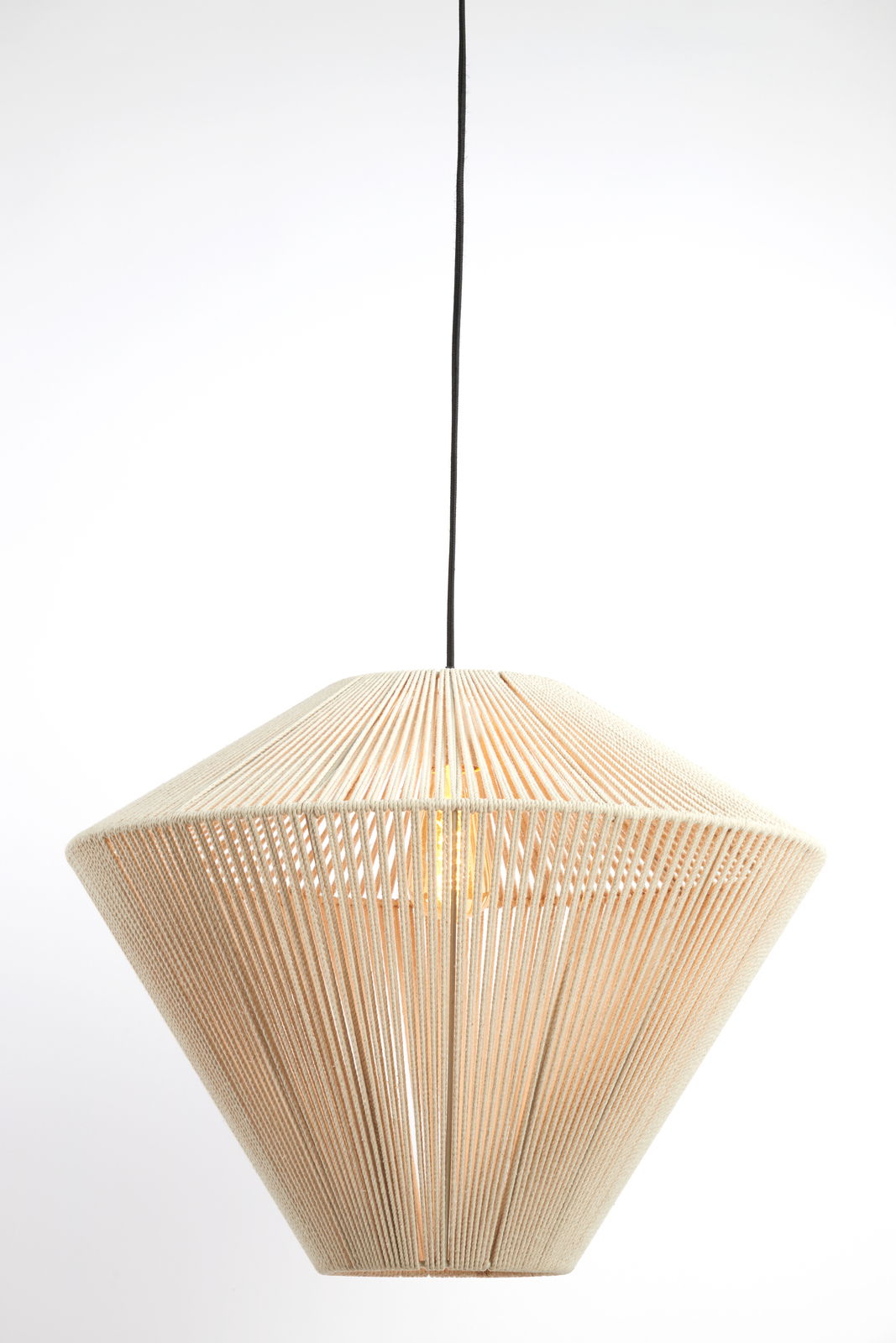 Hängeleuchte mit geometrischem Design aus geflochtenem Material, seitliche Perspektive