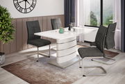 Esszimmer mit modernem weißen Tisch und vier grauen Schwingstühlen, seitliche Perspektive