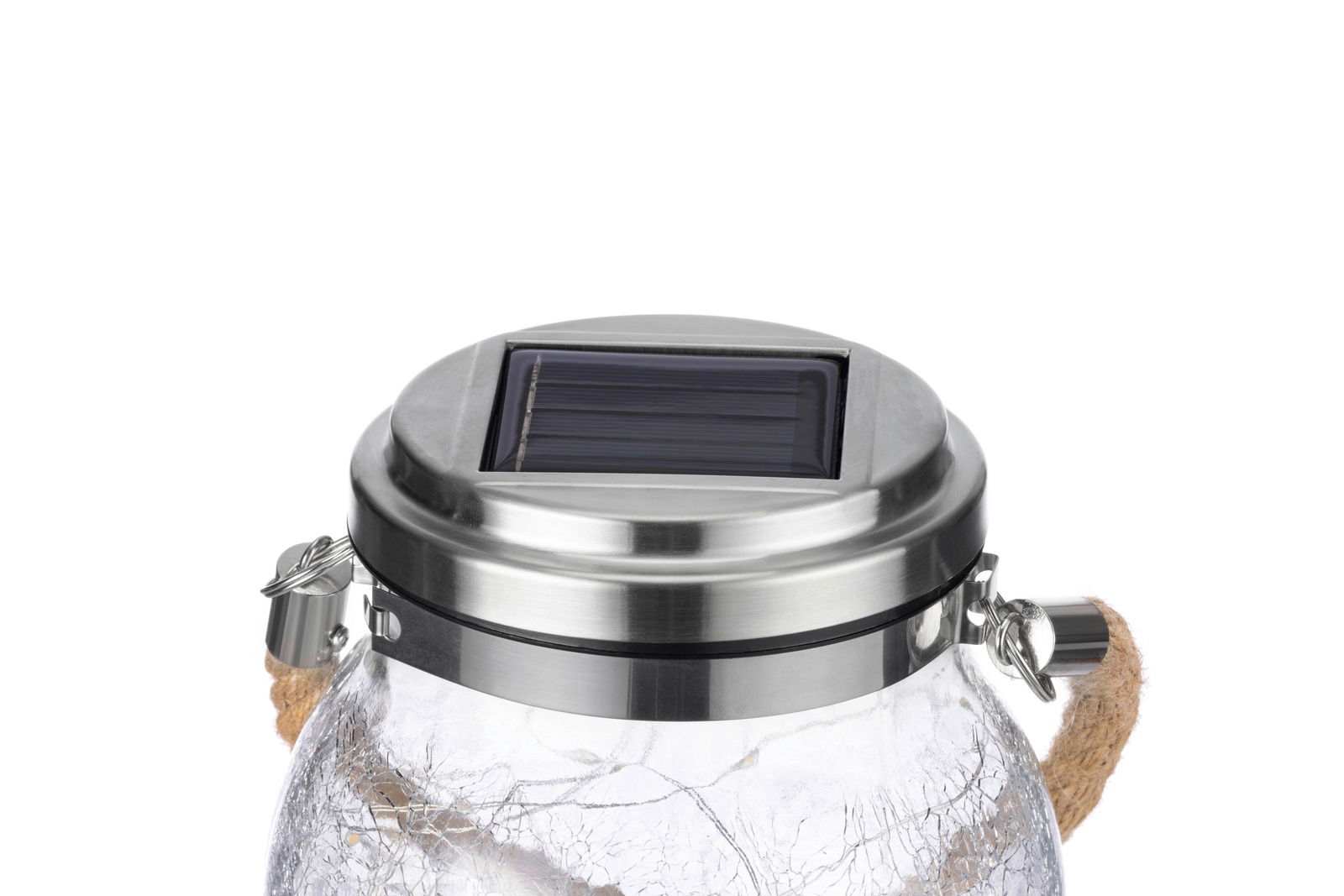 Nahaufnahme einer Solarleuchte mit Edelstahlabdeckung und Solarpanel auf der Oberseite, seitliche Perspektive