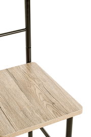 Nahaufnahme eines Herrendieners mit Holzoptik-Sitzfläche und schwarzem Metallgestell, seitliche Perspektive.