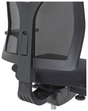 Rückansicht eines Drehstuhls mit Netzrückenlehne und schwarzem Rahmen