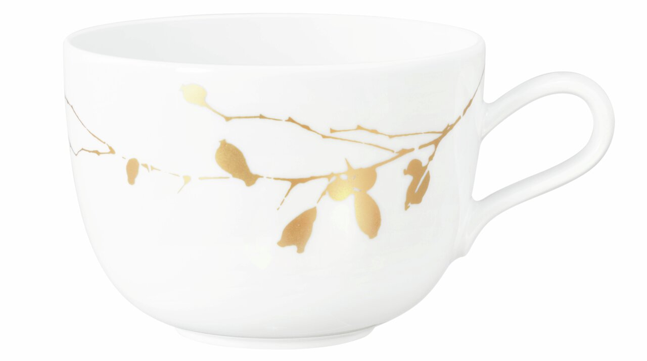 Weiße Milchkaffeetasse mit goldenen Zweigmustern, seitliche Perspektive