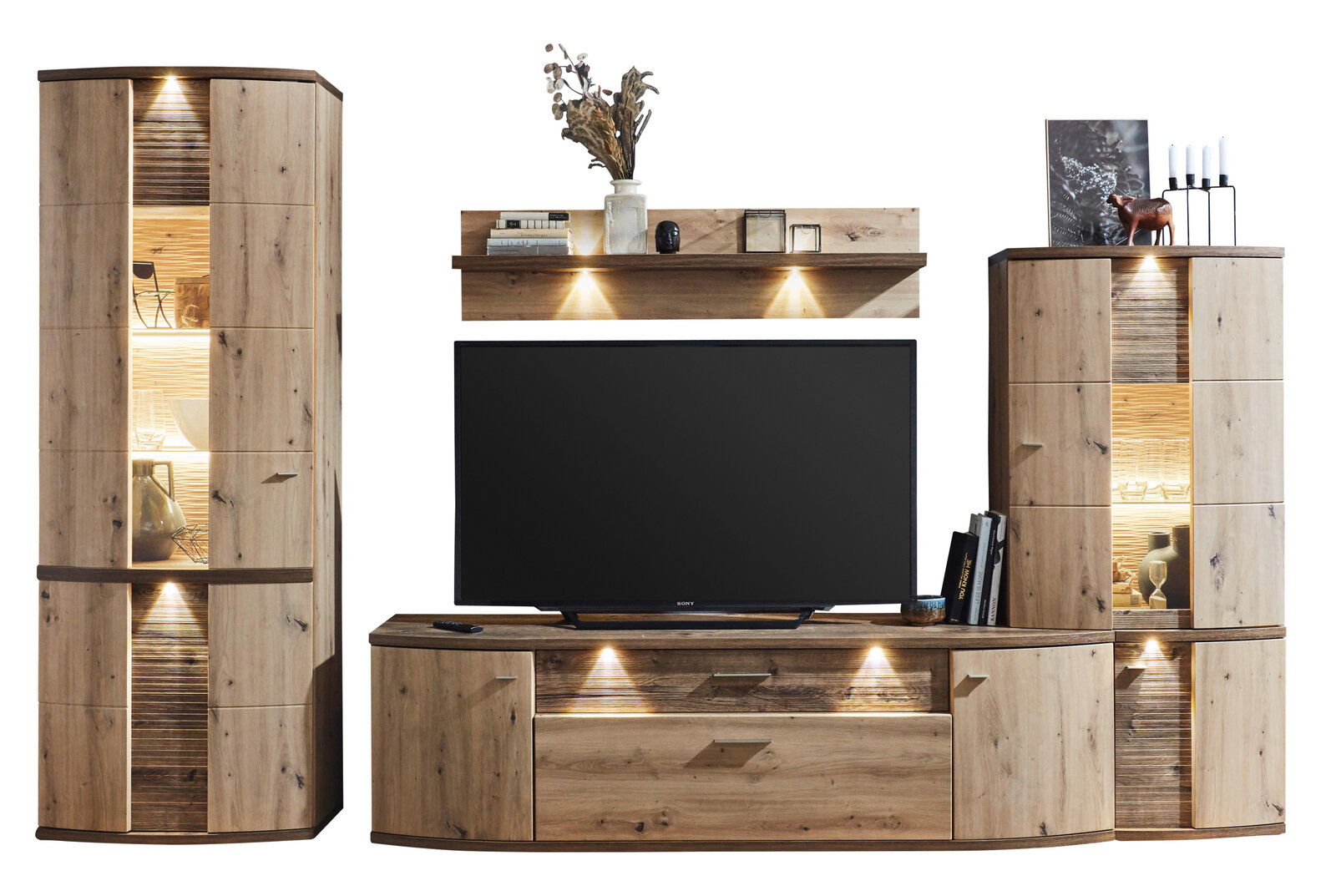 Zurbrüggen Wandkombination CABANA Moderne Wandkombination aus Holz mit Beleuchtung, bestehend aus zwei Vitrinenschränken, einem TV-Board und einem Wandregal. Frontalansicht.