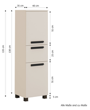 Beiger Midischrank mit drei schwarzen Griffen, abgebildet aus einer leicht seitlichen Perspektive. Maße: 135 cm hoch, 40 cm breit, 35 cm tief.