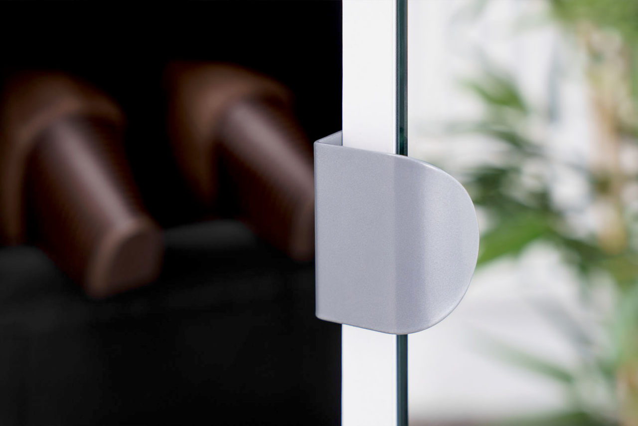 Nahaufnahme eines modernen Schuhschranks mit Glastür und silbernem Griff, seitliche Perspektive