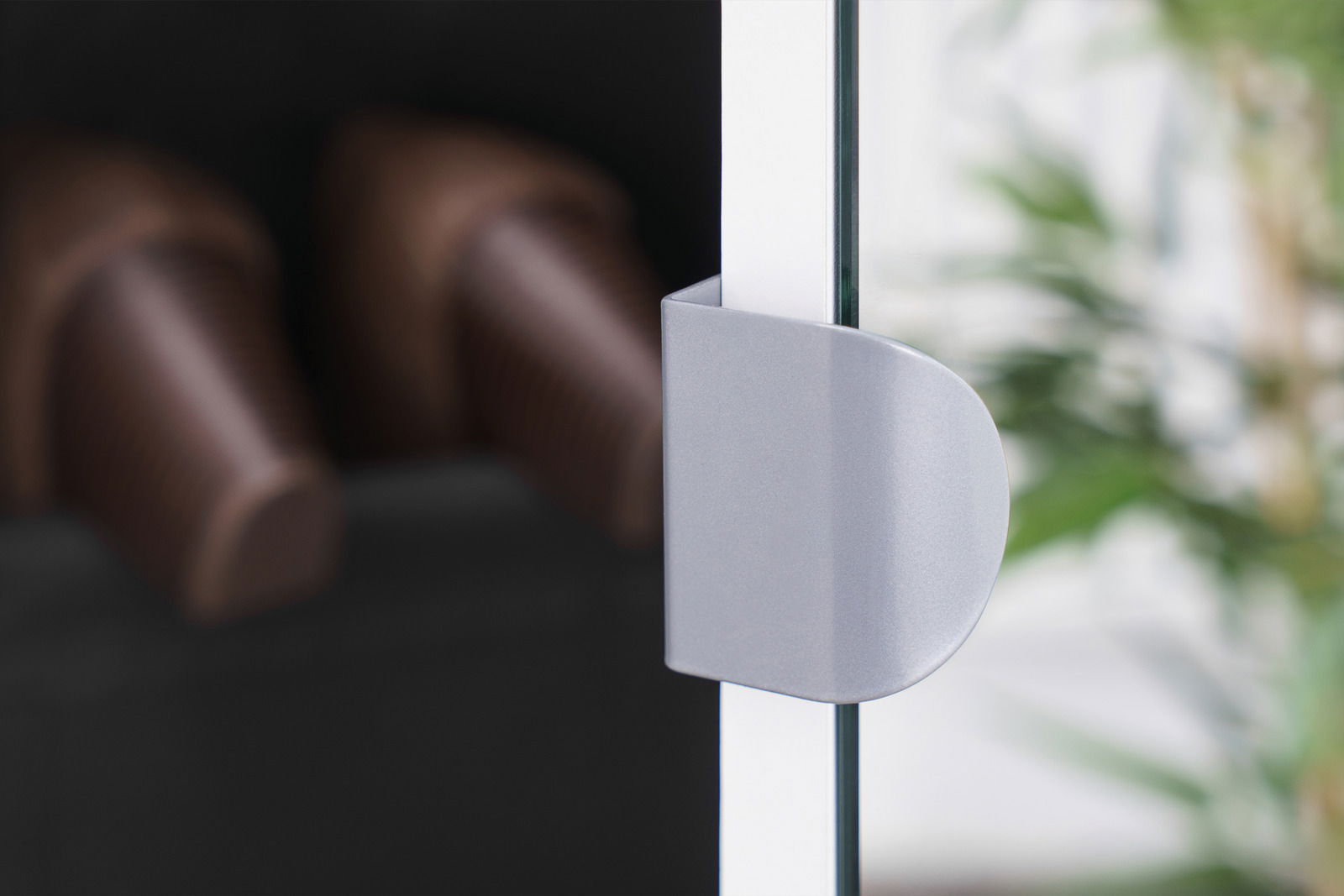 Nahaufnahme eines modernen Schuhschranks mit Glastür und silbernem Griff, seitliche Perspektive