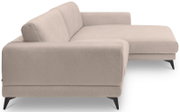 Beiges Polster-Ecksofa mit Chaiselongue rechts, Stoffbezug und schwarzen Metallfüßen, Ansicht schräg von vorne links