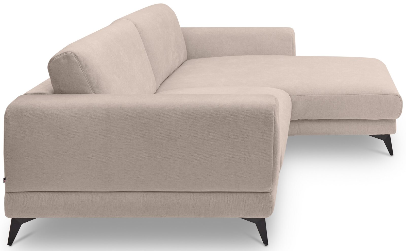 Beiges Polster-Ecksofa mit Chaiselongue rechts, Stoffbezug und schwarzen Metallfüßen, Ansicht schräg von vorne links