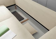 Detailansicht eines Funktionssofas mit geöffneter Aufbewahrung, beige gestreifter Stoff, von oben betrachtet.
