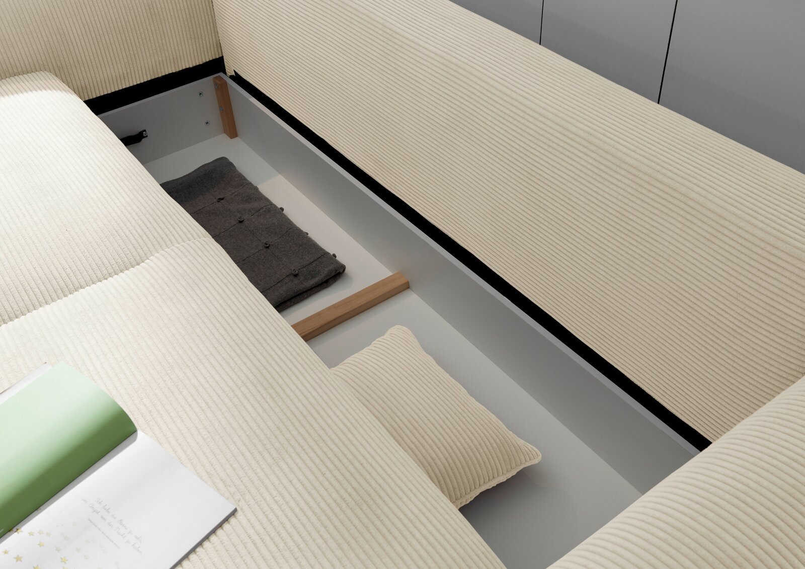Detailfoto van een multifunctionele bank met geopende opbergruimte, beige gestreepte stof, gezien van bovenaf.