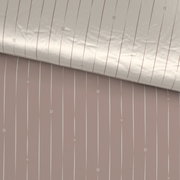 Wendebettwäsche mit beidseitigem Streifenmuster in Beige und Rosa, aus der Vogelperspektive fotografiert.