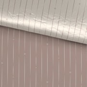 Wendebettwäsche mit beidseitigem Streifenmuster in Beige und Rosa, aus der Vogelperspektive fotografiert.