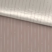 Wendebettwäsche mit beidseitigem Streifenmuster in Beige und Rosa, aus der Vogelperspektive fotografiert.