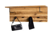 Wandgarderobe aus massivem Holz mit Ablage, zwei Metallhaken und zwei runden Wandknöpfen, frontal aus leicht erhöhter Perspektive fotografiert; daran hängen eine schwarze Handtasche und ein dunkler Schal.