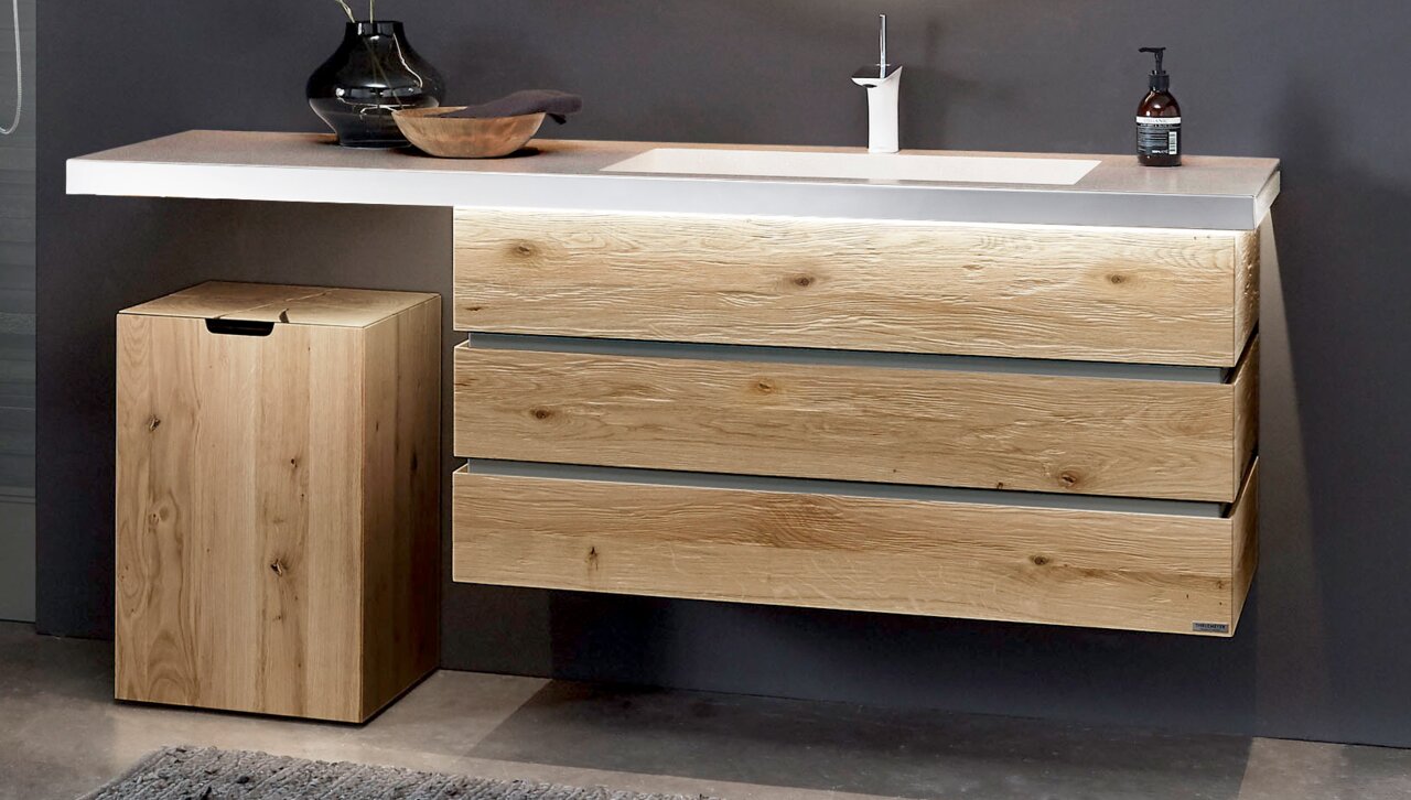 Moderne Waschtischkombination aus Holz mit drei Schubladen und integriertem Waschbecken, seitliche Perspektive