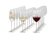 Eine Reihe von eleganten Kelchgläsern, teilweise gefüllt mit Rotwein, Weißwein und Sekt, aus seitlicher Perspektive fotografiert.