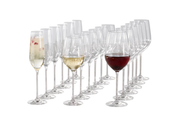 Eine Reihe von eleganten Kelchgläsern, teilweise gefüllt mit Rotwein, Weißwein und Sekt, aus seitlicher Perspektive fotografiert.