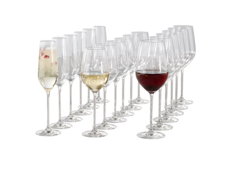 Eine Reihe von eleganten Kelchgläsern, teilweise gefüllt mit Rotwein, Weißwein und Sekt, aus seitlicher Perspektive fotografiert.