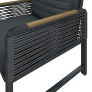 Nahaufnahme eines Gartenstuhls mit grauem Polster und Holzarmlehnen, seitliche Perspektive