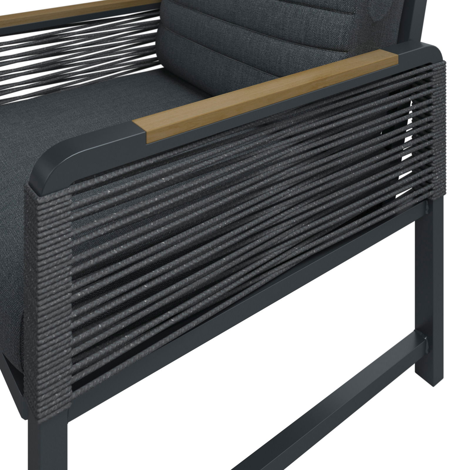 Nahaufnahme eines Gartenstuhls mit grauem Polster und Holzarmlehnen, seitliche Perspektive