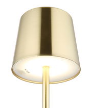 Goldene Tischleuchte aus der Froschperspektive fotografiert, mit zylindrischem Lampenschirm und schlankem Ständer.