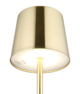 Goldene Tischleuchte aus der Froschperspektive fotografiert, mit zylindrischem Lampenschirm und schlankem Ständer.