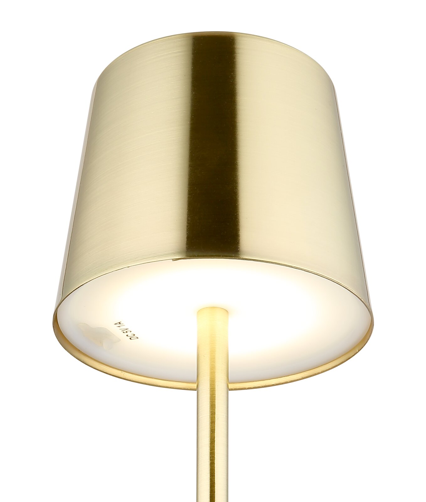 Goldene Tischleuchte aus der Froschperspektive fotografiert, mit zylindrischem Lampenschirm und schlankem Ständer.
