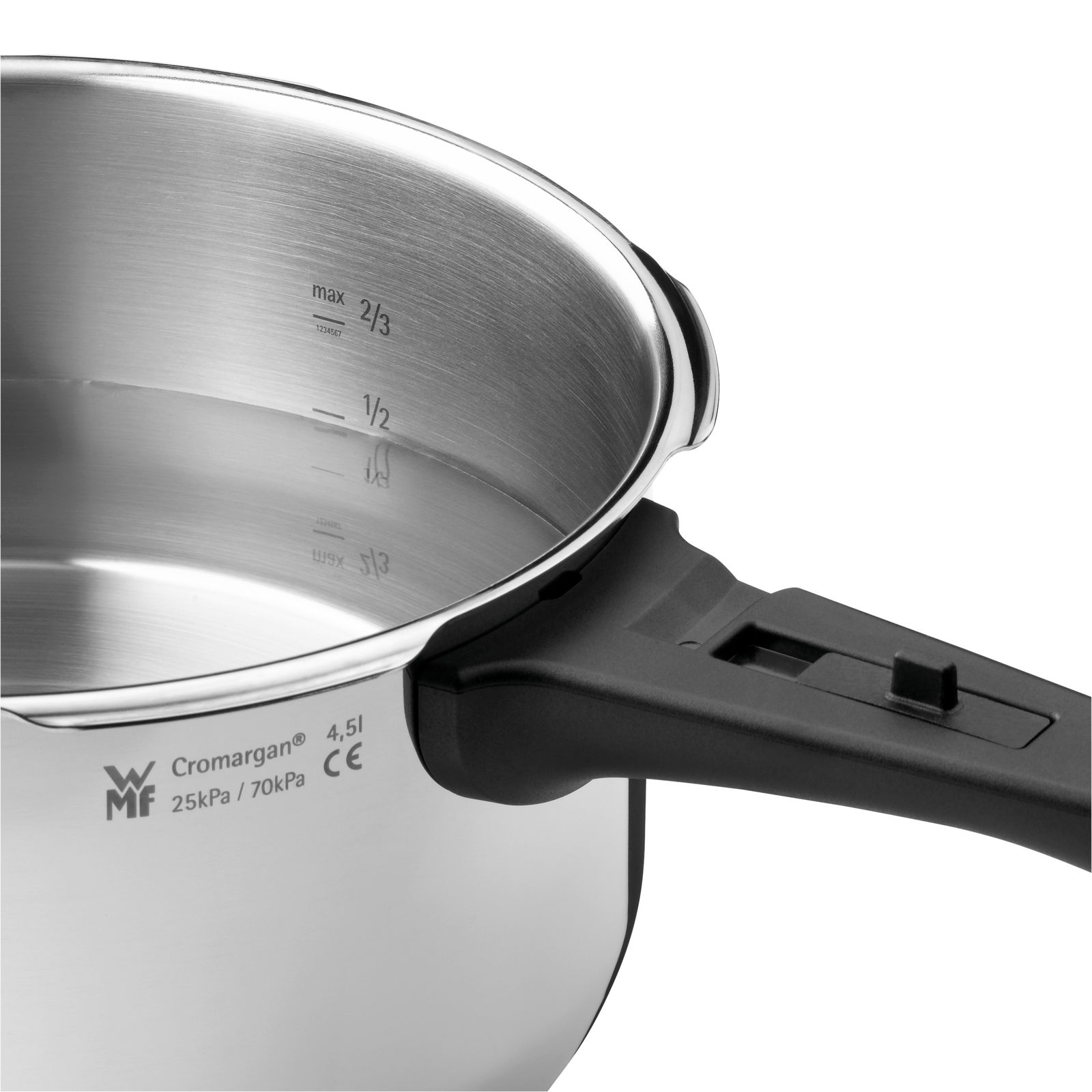 Nahaufnahme eines Schnelltopfs aus Edelstahl mit 4,5L Fassungsvermögen, seitliche Ansicht des Griffs und der Innenskala.