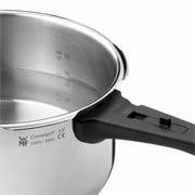 Nahaufnahme eines Schnelltopfs aus Edelstahl mit 4,5L Fassungsvermögen, seitliche Ansicht des Griffs und der Innenskala.