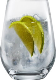 Nahaufnahme eines Ginglases mit Eiswürfeln und Limettenscheiben, gefüllt mit einem erfrischenden Getränk.