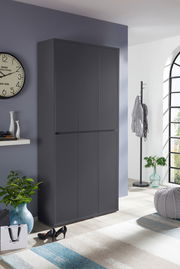 Moderner, dunkelgrauer XXL-Schuh- und Mehrzweckschrank in einem stilvoll eingerichteten Raum, frontal betrachtet.