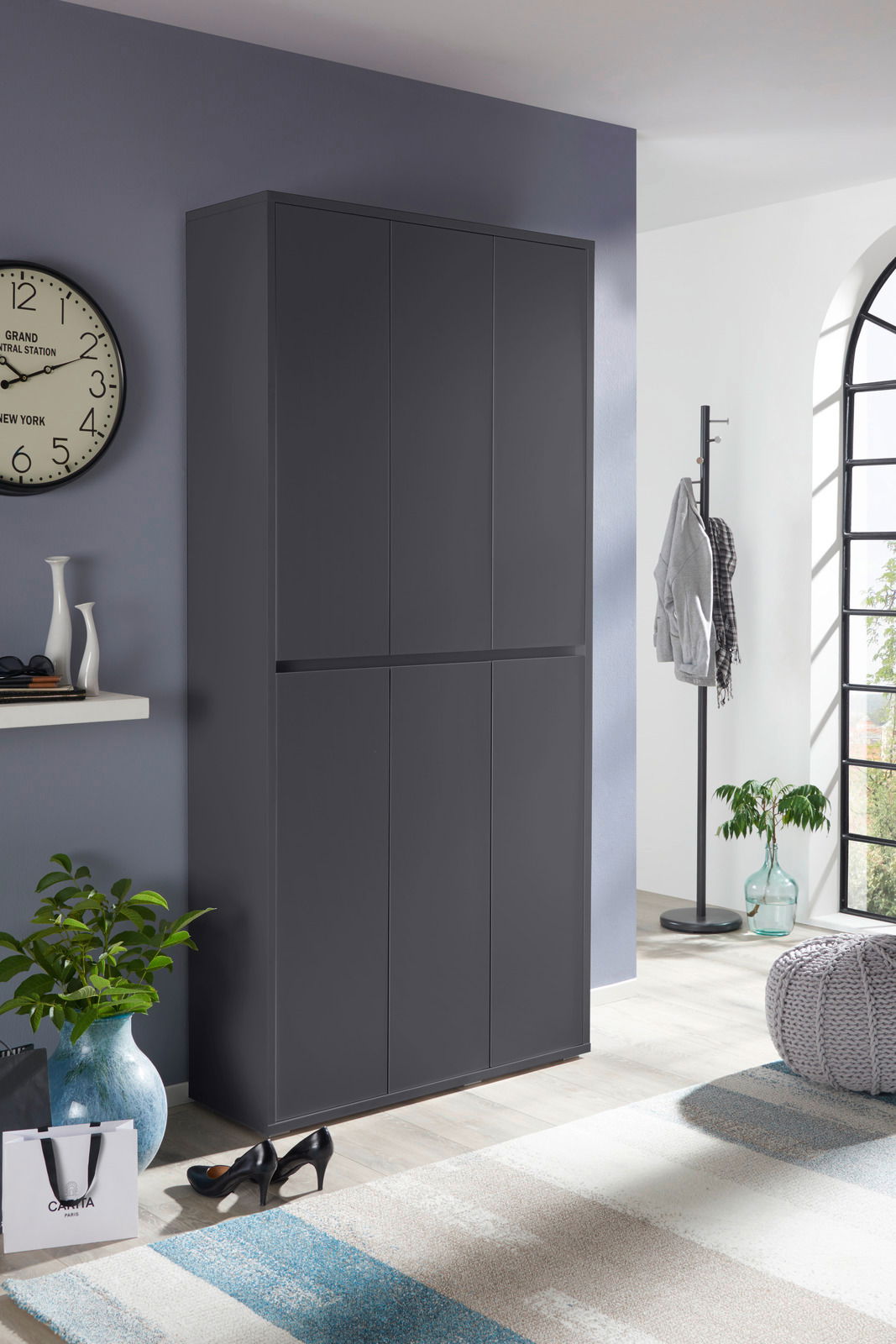 XORA XXL-Schuh-/Mehrzweckschrank LIV Moderner, dunkelgrauer XXL-Schuh- und Mehrzweckschrank in einem stilvoll eingerichteten Raum, frontal betrachtet.
