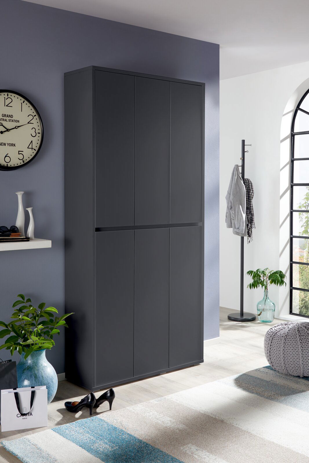 Moderner, dunkelgrauer XXL-Schuh- und Mehrzweckschrank in einem stilvoll eingerichteten Raum, frontal betrachtet.