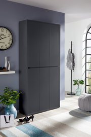 Moderner, dunkelgrauer XXL-Schuh- und Mehrzweckschrank in einem stilvoll eingerichteten Raum, frontal betrachtet.
