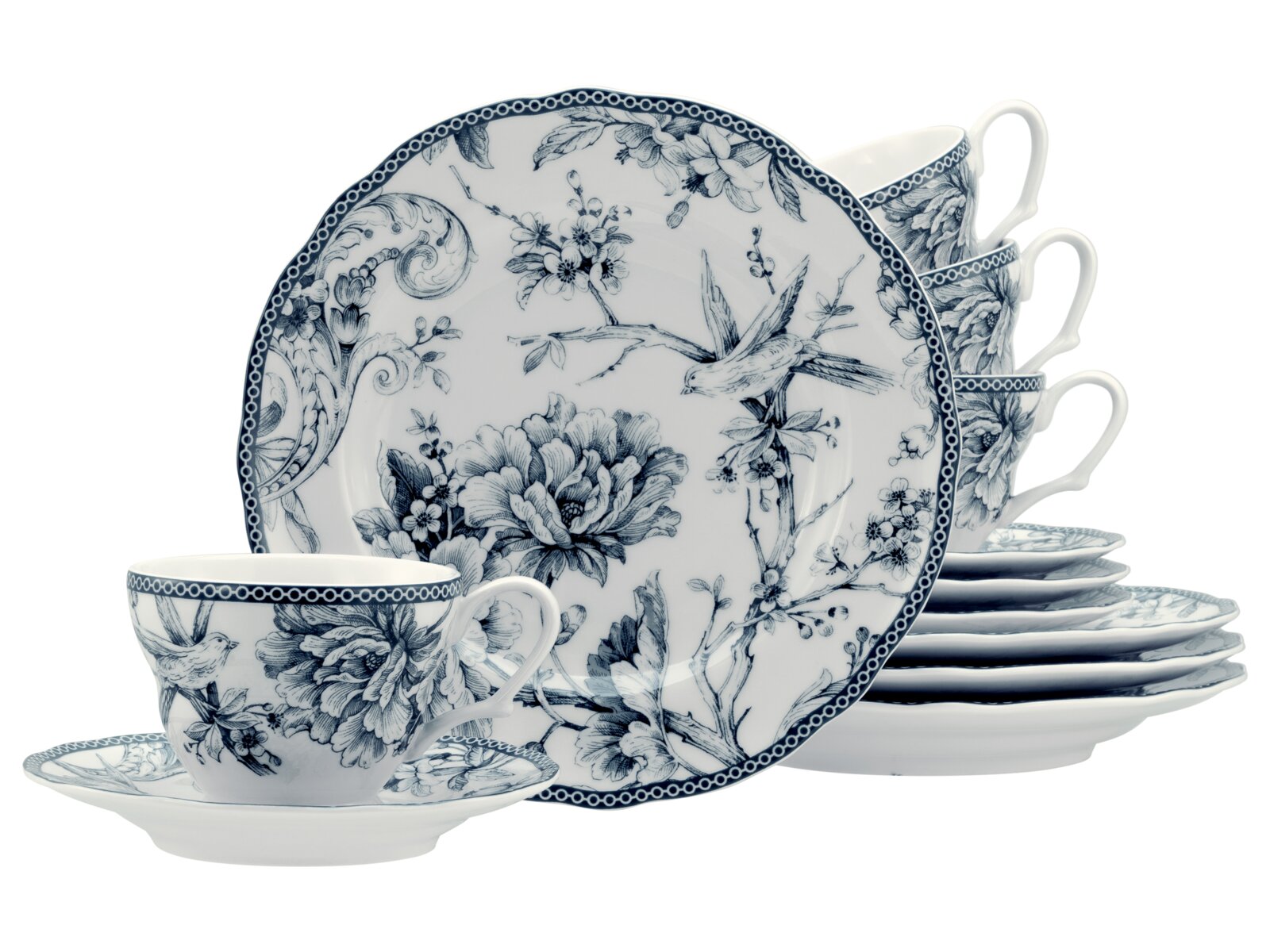 Blau-weißes Porzellan-Kaffeegeschirr mit floralen Motiven und Vogel-Dekor, bestehend aus Tassen mit Untertassen und Teller, in schräger Frontansicht vor weißem Hintergrund