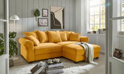 Gemütliche gelbe Rundecke in einem hellen Wohnzimmer, seitliche Perspektive.