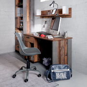 Moderner Schreibtisch aus Holz mit integriertem Regal, Computer und Schreibtischlampe, seitliche Perspektive.