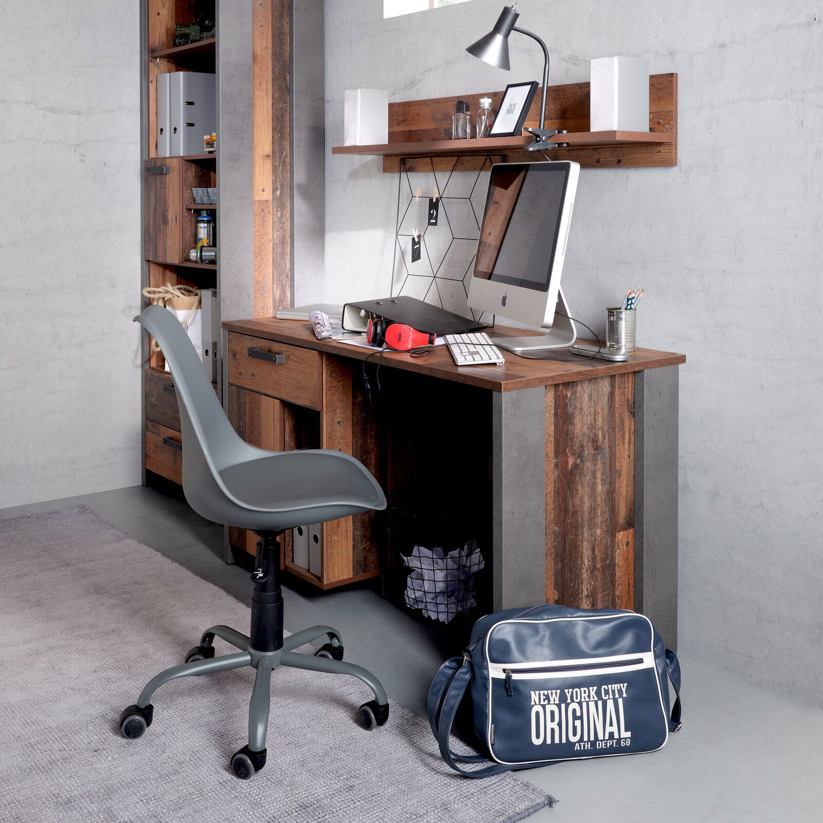 Moderner Schreibtisch aus Holz mit integriertem Regal, Computer und Schreibtischlampe, seitliche Perspektive.