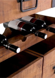 Nahaufnahme eines Servierwagens aus Holz mit integrierten Weinregalen, die mehrere Weinflaschen halten. Perspektive von vorne.