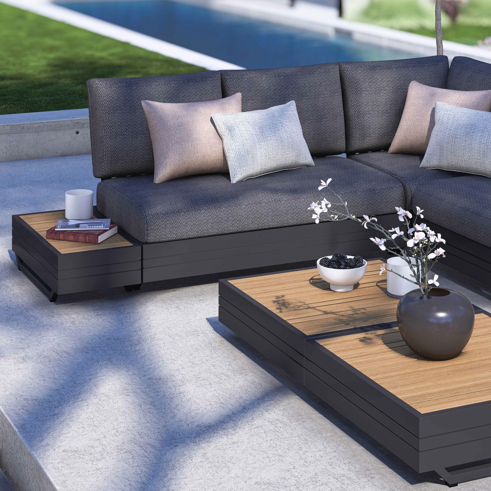 Moderne Outdoor-Lounge mit grauem 3-Sitzer-Sofa und passendem Kaffeetisch, seitliche Perspektive