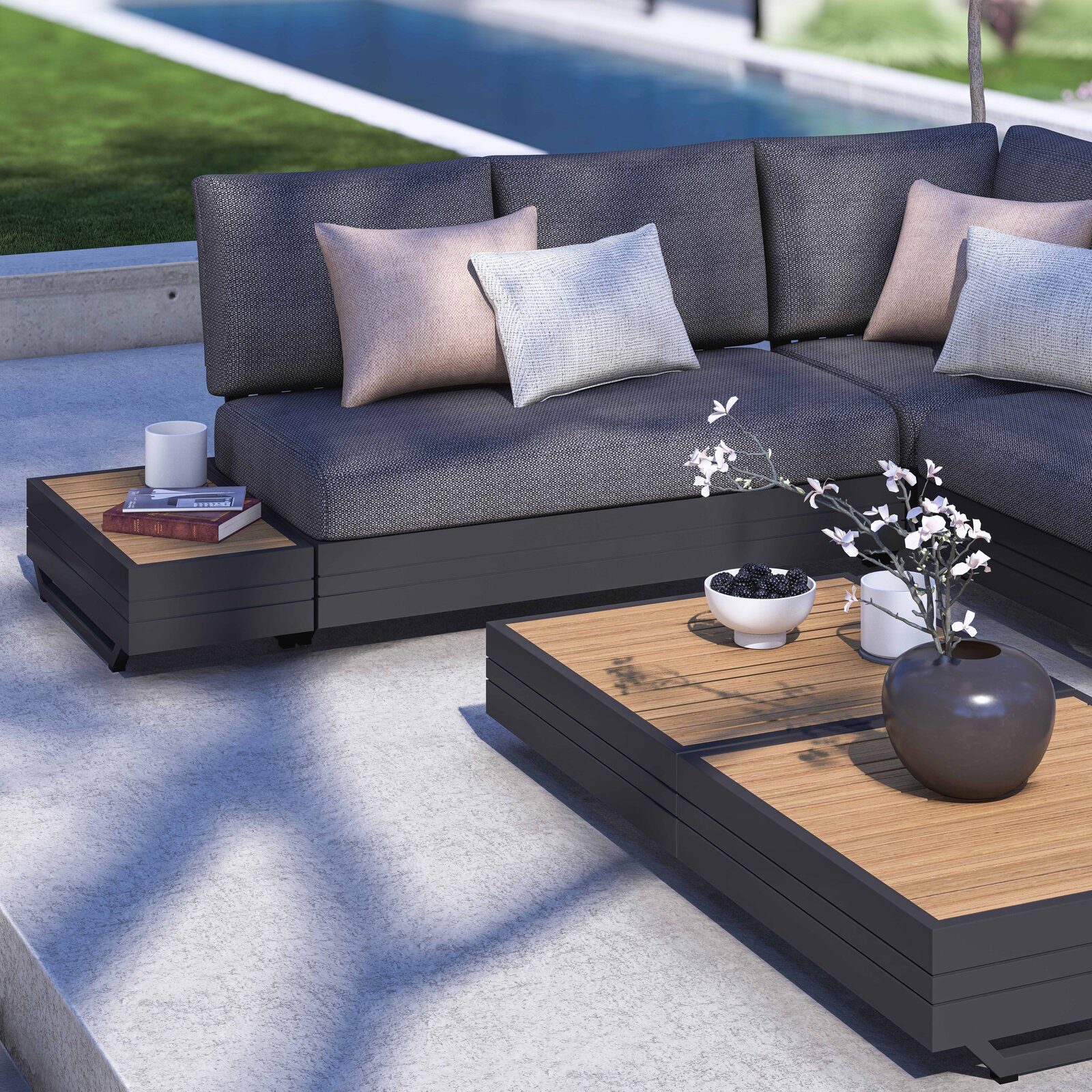 Moderne Outdoor-Lounge mit grauem 3-Sitzer-Sofa und passendem Kaffeetisch, seitliche Perspektive