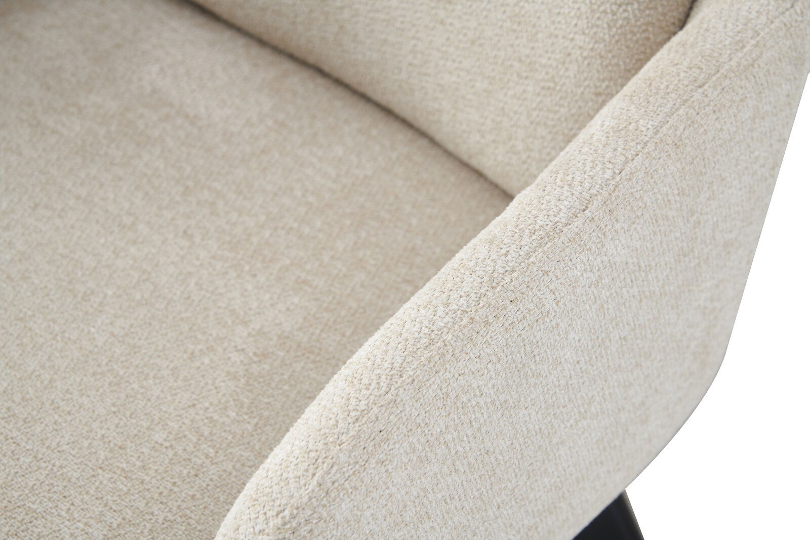 Detailaufnahme eines beigefarbenen, gepolsterten Stoff-Sessels mit strukturierter Oberfläche, schräg von oben auf Sitzfläche und Armlehne fotografiert