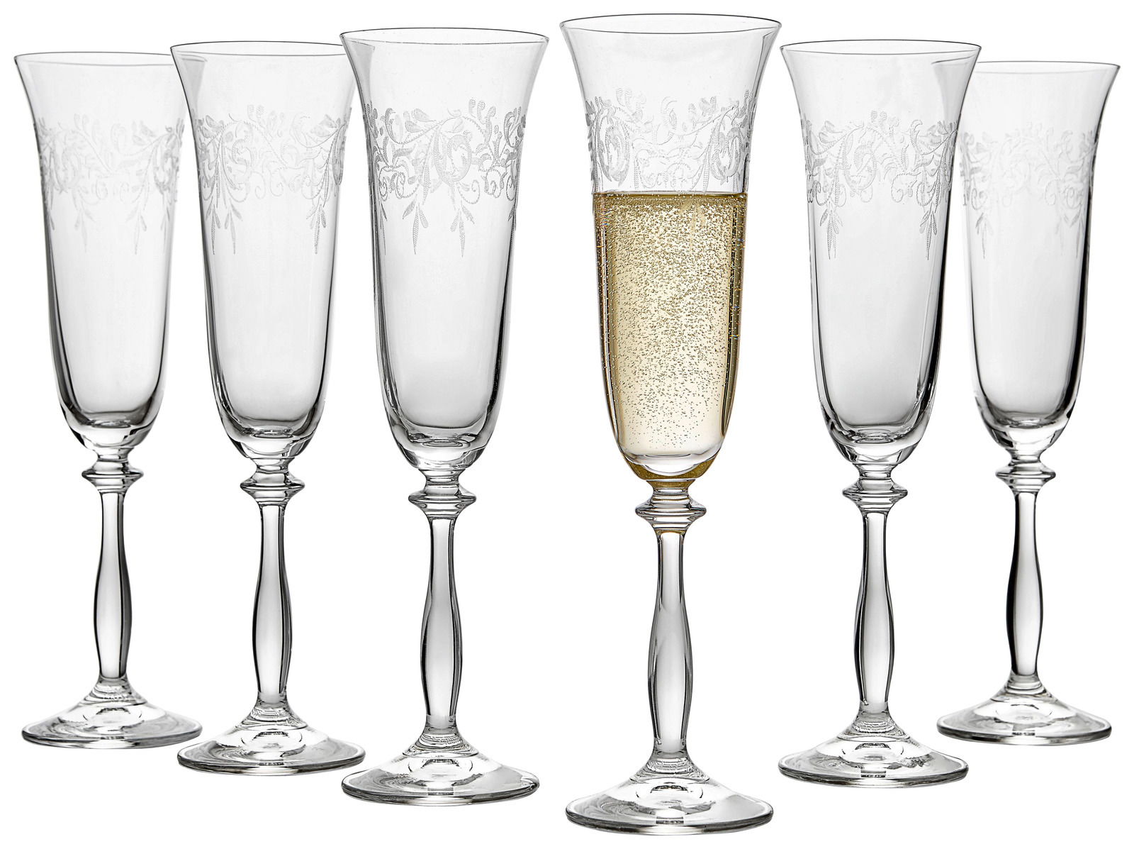 Sechs elegante Sektkelche mit feinem Muster, einer davon gefüllt mit Sekt, aus seitlicher Perspektive.