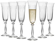 Sechs elegante Sektkelche mit feinem Muster, einer davon gefüllt mit Sekt, aus seitlicher Perspektive.