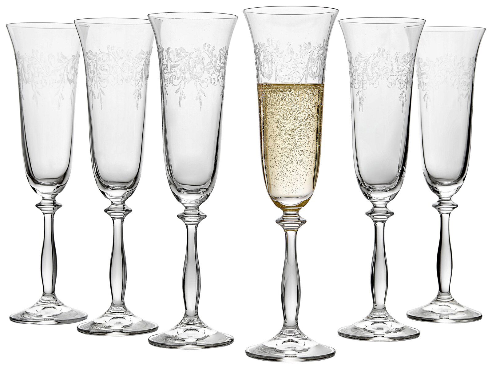 Sechs elegante Sektkelche mit feinem Muster, einer davon gefüllt mit Sekt, aus seitlicher Perspektive.