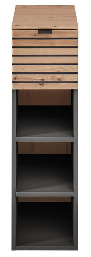 Vooraanzicht van een moderne hangende kast met houten en metalen elementen, drie open vakken en een lade.