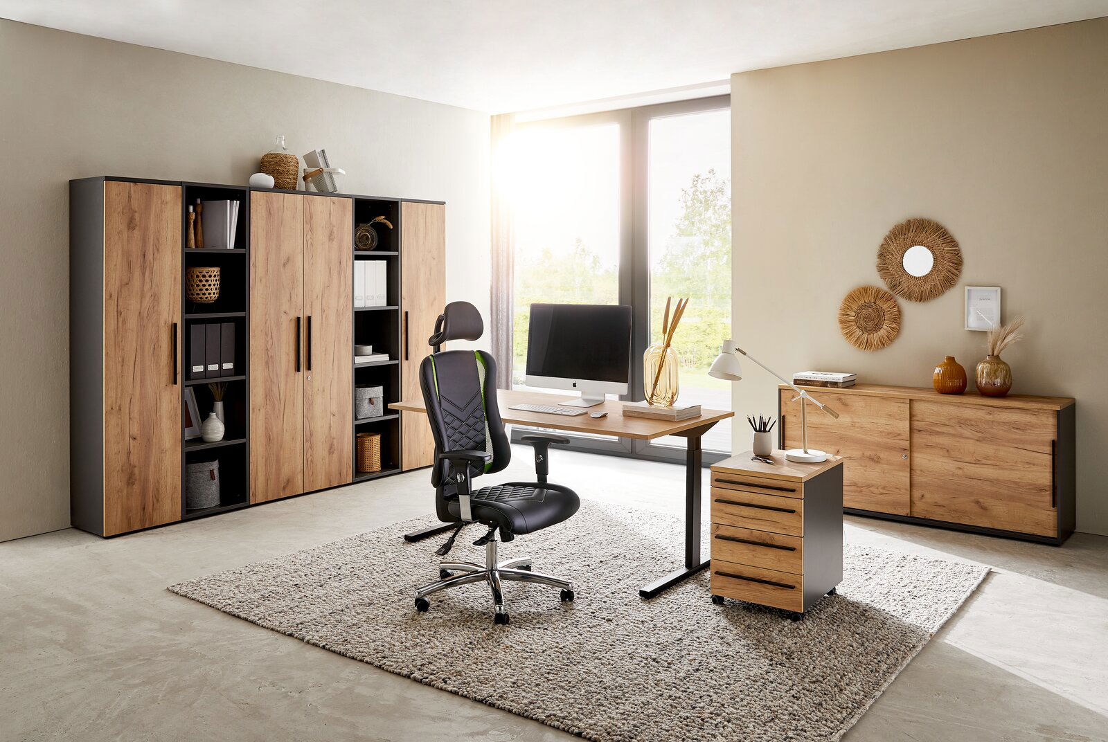 Moderner Aktenschrank 5OH breit in einem stilvollen Büro, frontal betrachtet. Der Schrank hat eine Holzoptik mit schwarzen Akzenten und bietet viel Stauraum für Ordner und Dekorationen.